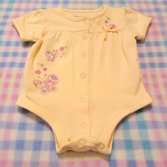 FIRST MOMENTS 🌸 Vintage Yellow Embroidered Floral Butterflies Snap Romper 0-3M - Picture 2 of 8